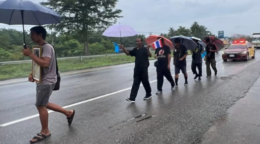 ครอบครัวในภาคใต้ของไทย ซึ่งประกอบด้วยสมาชิก 6 คน เดินเท้าไปยังกรุงเทพฯ ระยะทาง 600 กิโลเมตร เพื่อแสด